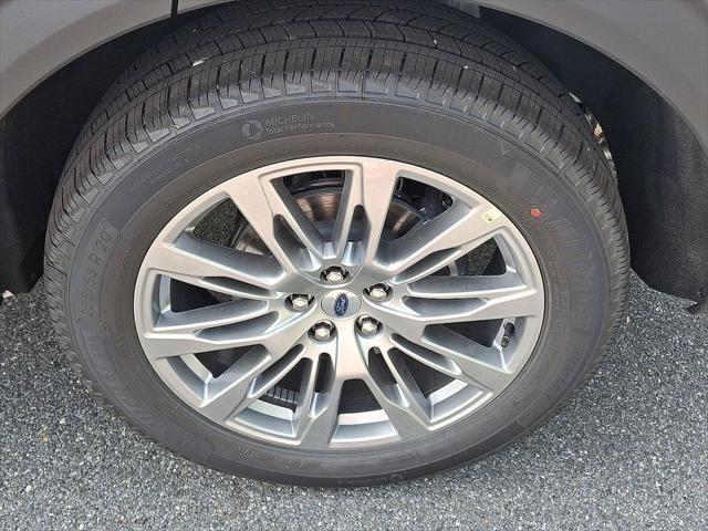 Photo of 2025 Star White Metallic Tri-Coat Ford Explorer