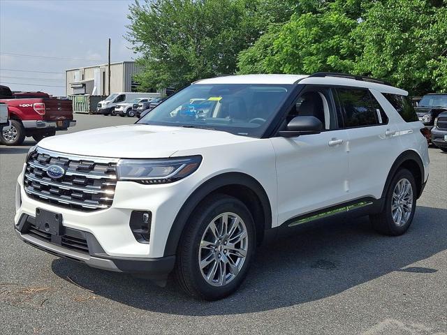 Photo of 2025 Star White Metallic Tri-Coat Ford Explorer
