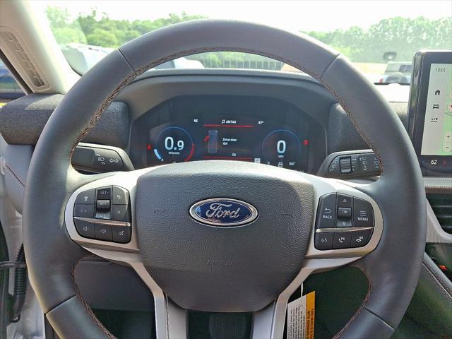 Photo of 2025 Star White Metallic Tri-Coat Ford Explorer
