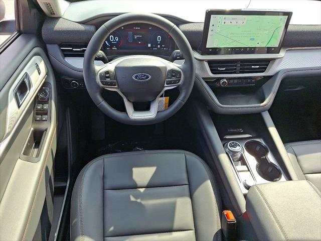 Photo of 2025 Star White Metallic Tri-Coat Ford Explorer