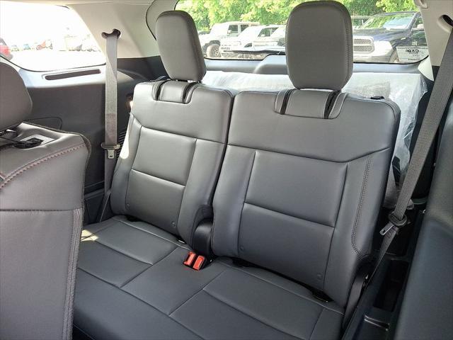 Photo of 2025 Star White Metallic Tri-Coat Ford Explorer