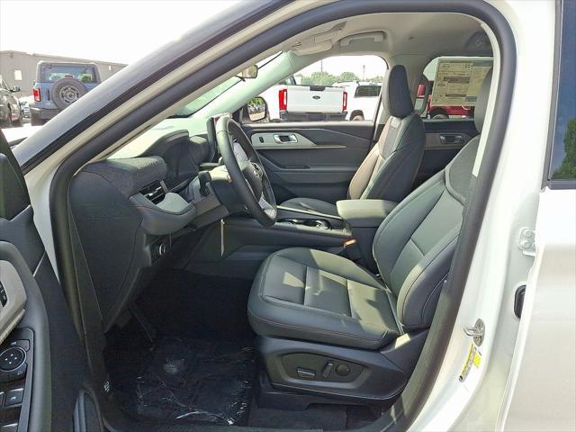 Photo of 2025 Star White Metallic Tri-Coat Ford Explorer