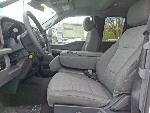 Photo of 2025 Oxford White Ford F-350