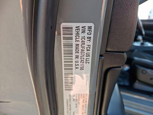 Photo of 2020 Diamond Black Crystal Pearlcoat Jeep Grand Cherokee