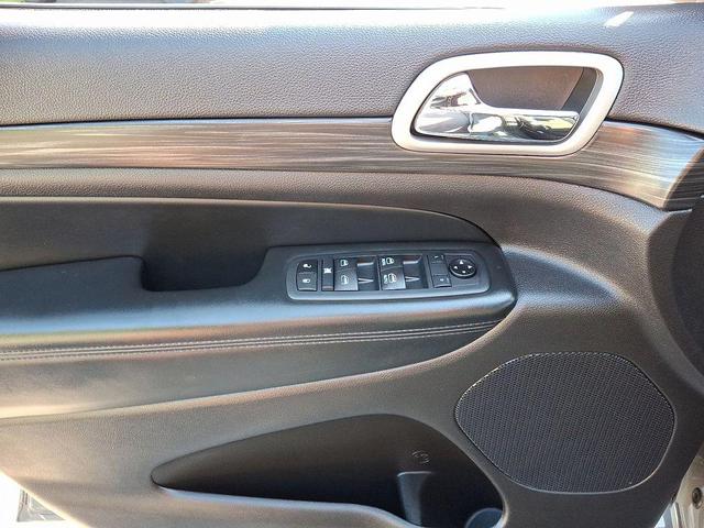 Photo of 2020 Diamond Black Crystal Pearlcoat Jeep Grand Cherokee