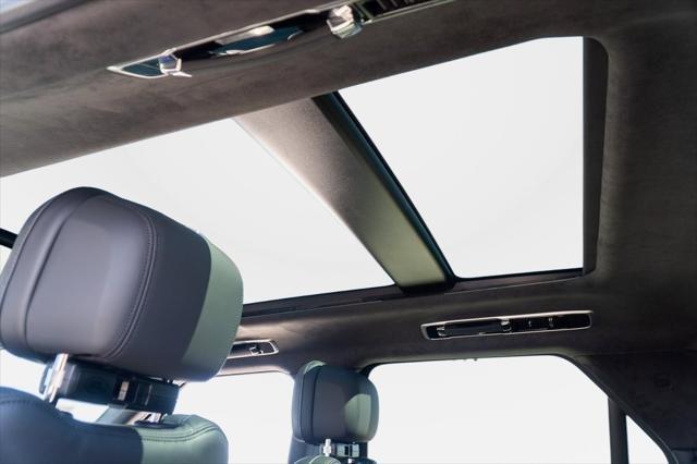 Photo of 2025 Velocity Blue SV Bespoke Ultra Metallic Gloss Land Rover Range Rover Sport