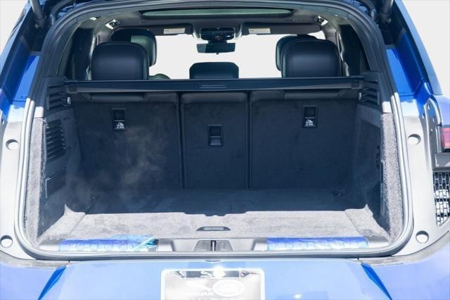 Photo of 2025 Velocity Blue SV Bespoke Ultra Metallic Gloss Land Rover Range Rover Sport