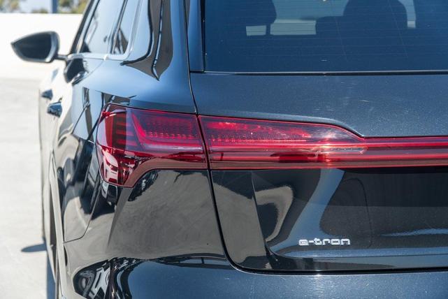 Photo of 2022 Mythos Black Metallic Audi e-tron