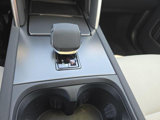 Photo of 2024 Fuji White Land Rover Discovery Sport