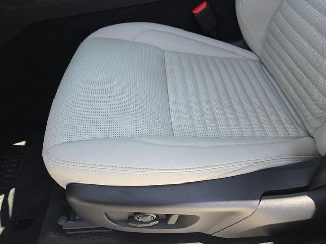 Photo of 2024 Fuji White Land Rover Discovery Sport