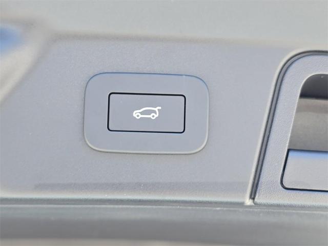 Photo of 2026 Fuji White Land Rover Range Rover Velar