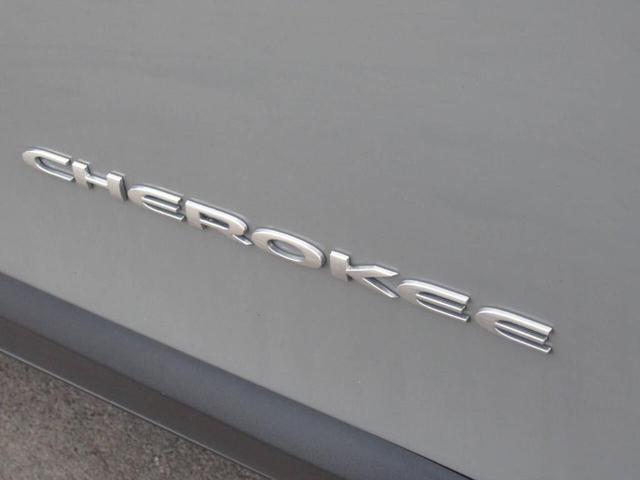Photo of 2021 Gray Jeep Cherokee