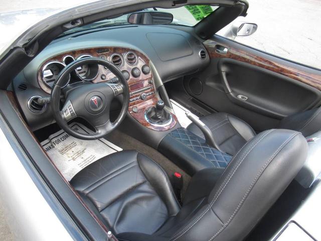 Photo of 2006 Silver Pontiac Solstice