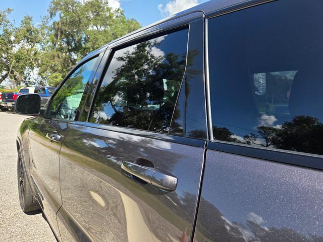 Photo of 2021 Granite Crystal Metallic Clearcoat Jeep Grand Cherokee