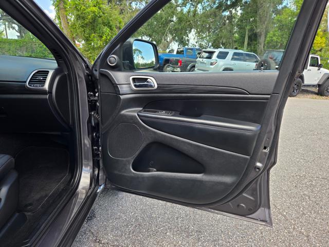 Photo of 2021 Granite Crystal Metallic Clearcoat Jeep Grand Cherokee