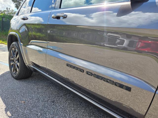 Photo of 2021 Granite Crystal Metallic Clearcoat Jeep Grand Cherokee