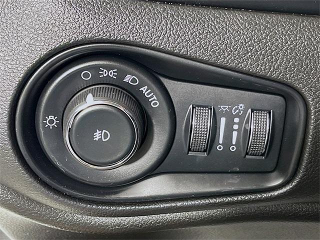 Photo of 2017 Alpine White Jeep Renegade