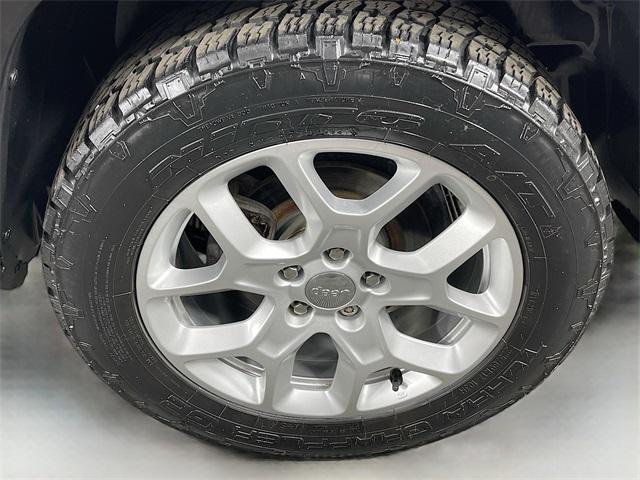 Photo of 2017 Alpine White Jeep Renegade