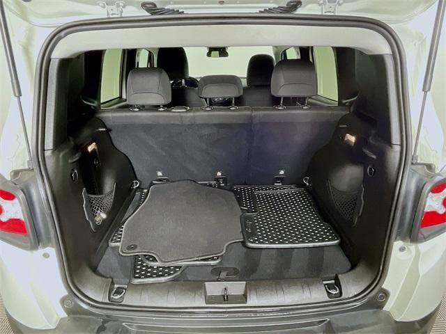 Photo of 2017 Alpine White Jeep Renegade