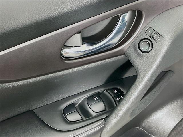 Photo of 2016 Gun Metallic Nissan Rogue