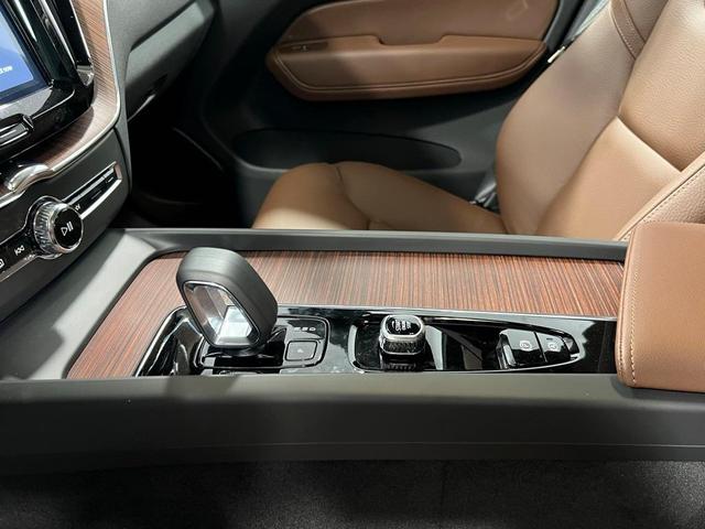 Photo of 2025 Gray Volvo XC60 Plug-In Hybrid