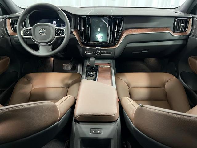 Photo of 2025 Gray Volvo XC60 Plug-In Hybrid