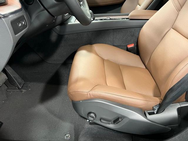Photo of 2025 Gray Volvo XC60 Plug-In Hybrid