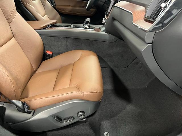 Photo of 2025 Gray Volvo XC60 Plug-In Hybrid
