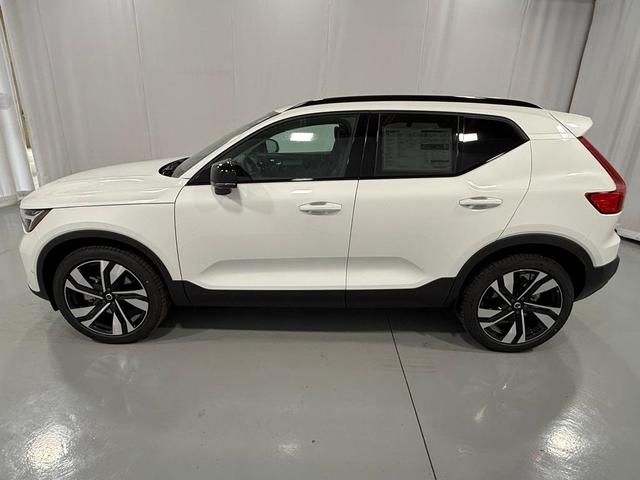 Photo of 2025 White Pearl Volvo XC40