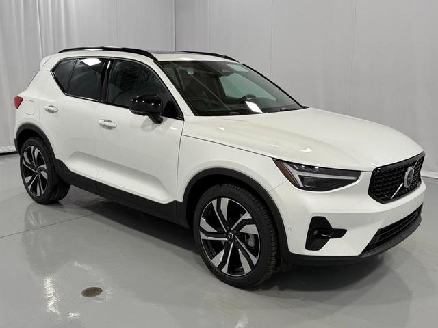 Photo of 2025 White Pearl Volvo XC40