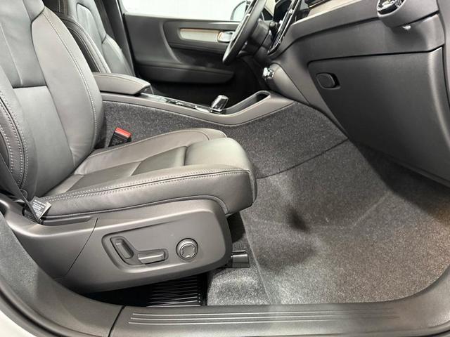 Photo of 2025 White Pearl Volvo XC40