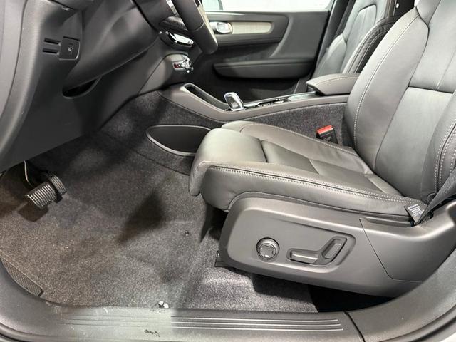 Photo of 2025 White Pearl Volvo XC40