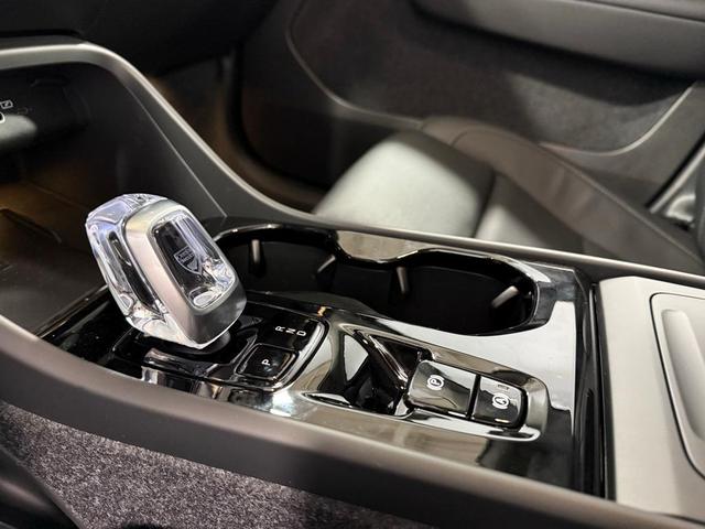 Photo of 2025 White Pearl Volvo XC40