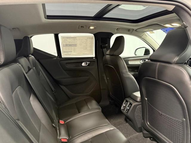 Photo of 2025 White Pearl Volvo XC40