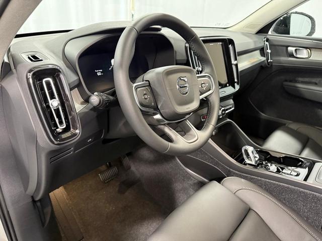 Photo of 2025 White Pearl Volvo XC40