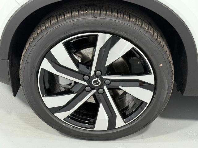 Photo of 2025 White Pearl Volvo XC40