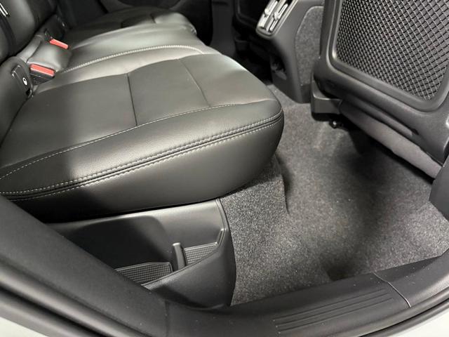 Photo of 2025 White Pearl Volvo XC40