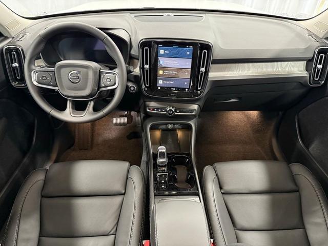 Photo of 2025 White Pearl Volvo XC40