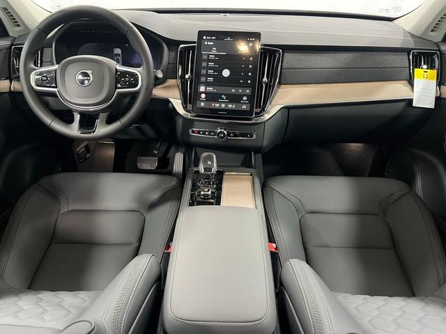 Photo of 2025 White Pearl Volvo XC90