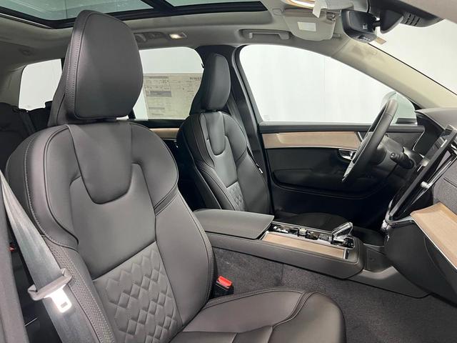 Photo of 2025 White Pearl Volvo XC90