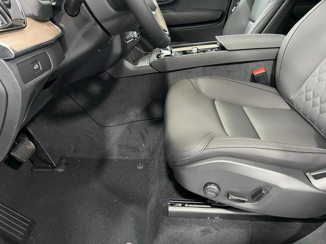 Photo of 2025 White Pearl Volvo XC90