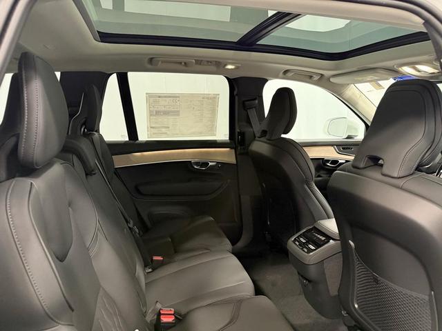 Photo of 2025 White Pearl Volvo XC90