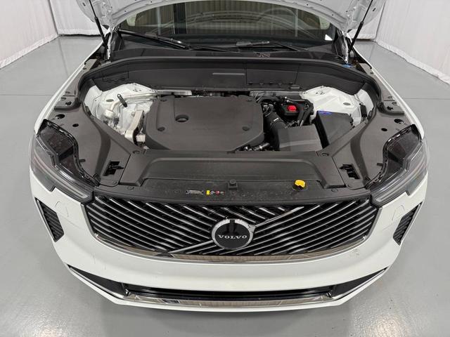 Photo of 2025 White Pearl Volvo XC90
