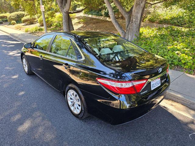 Photo of 2015 Black Toyota Camry Hybrid