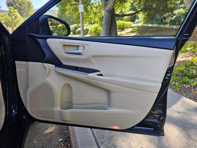 Photo of 2015 Black Toyota Camry Hybrid