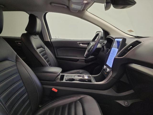 Photo of 2022 Iconic Silver Metallic Ford Edge