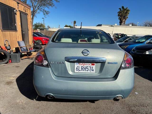 Photo of 2010 Mystic Jade Nissan Altima Hybrid