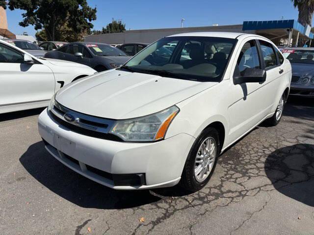 Photo of 2010 White Suede Ford Focus