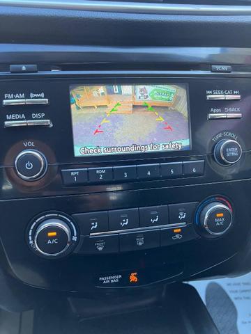 Photo of 2016 Glacier White Nissan Rogue