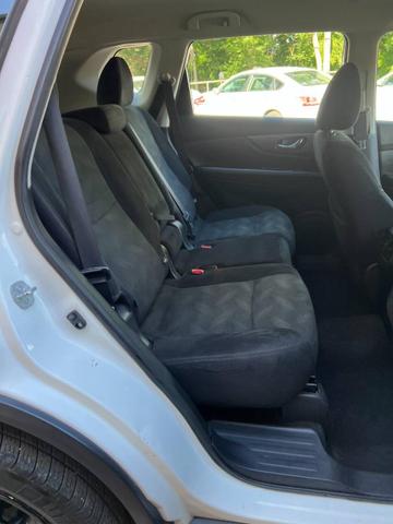 Photo of 2016 Glacier White Nissan Rogue